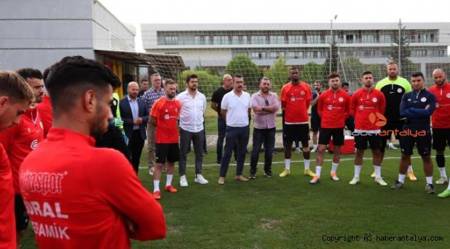Başkan Çetin'den futbolculara: Bu şehrin onuru, gururu ve en önemli moral kaynağısınız