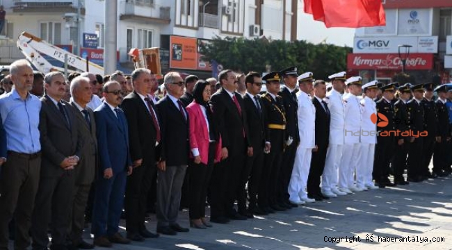 Demre'de Cumhuriyet Bayramı çelenk töreniyle başladı
