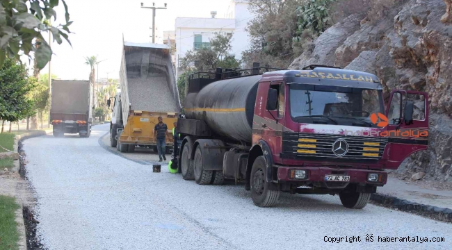 Finike'de alt yapı çalışmasında bozulan yollar asfaltlanıyor