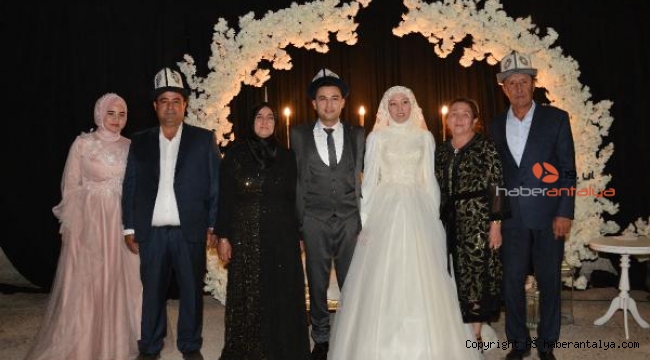 Genç çiftin düğününde Kırgız gelenekleri de uygulandı