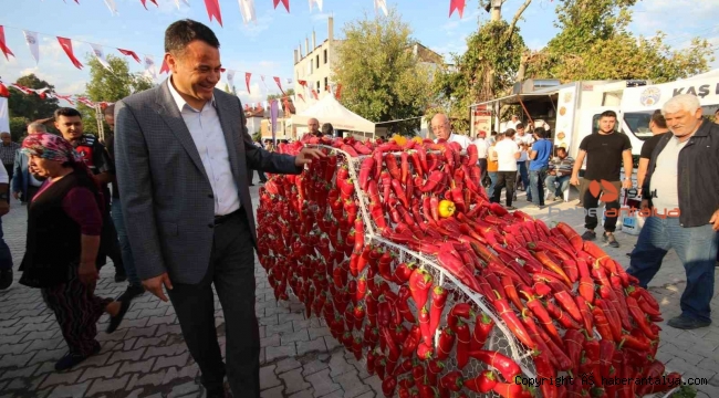 İki dakikada 188 gram acı biber yedi