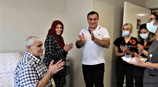 Karaciğer nakli olan hastaya ameliyat ekibinden sürpriz kutlama