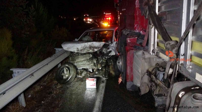 Karşı şeride geçen tır, çarpıştığı otomobili bariyerlerde 100 metre sürükledi: 3 yaralı