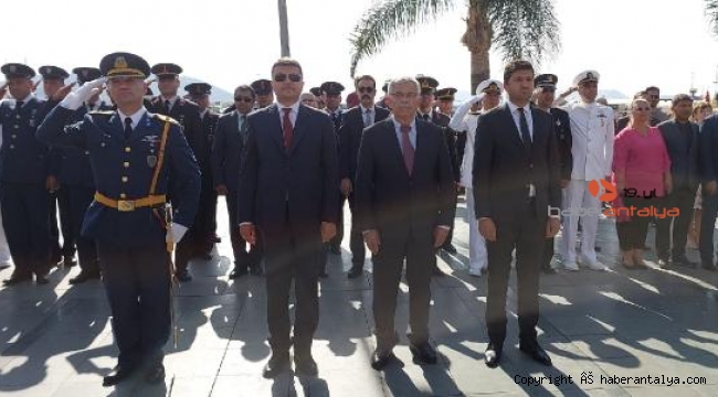 Kaş'ta Atatürk Anıtı'na çelenk