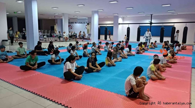 Kemer'de ücretsiz karate ve kick boks kursları veriliyor