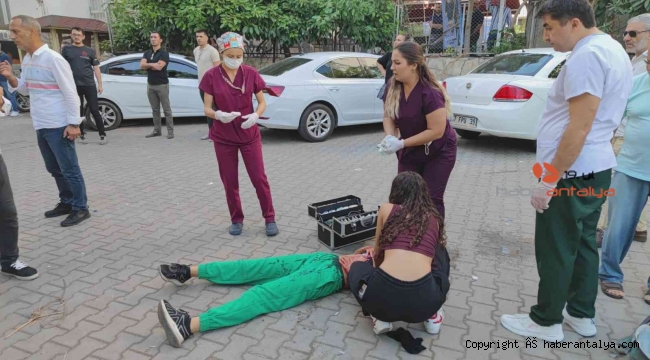 Kız öğrencilerin kavgasına baba da dahil oldu: 3 yaralı !