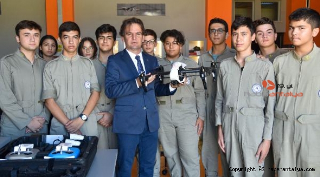 Lise öğrencilerinin ilaçlama dronu çiftçiye çare oldu