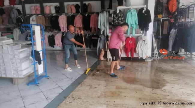 Manavgat'ı sağanak yağmur ve dolu vurdu