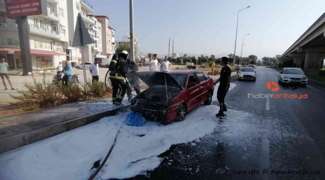 Manavgat'ta hareket halindeki otomobil yandı