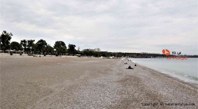 Milyonlarca turistin akın ettiği dünyaca ünlü sahilde yağmur sessizliği