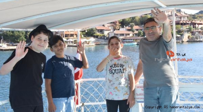 Okul için her gün 20 mil deniz, 6 kilometre kara yolculuğu yapıyorlar 