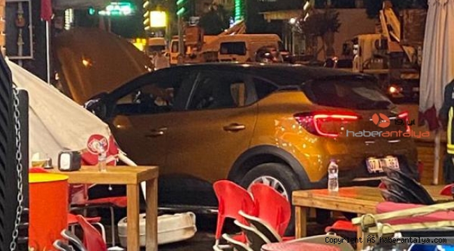 Otomobilini park ederken restoran müşterisine çarptı !