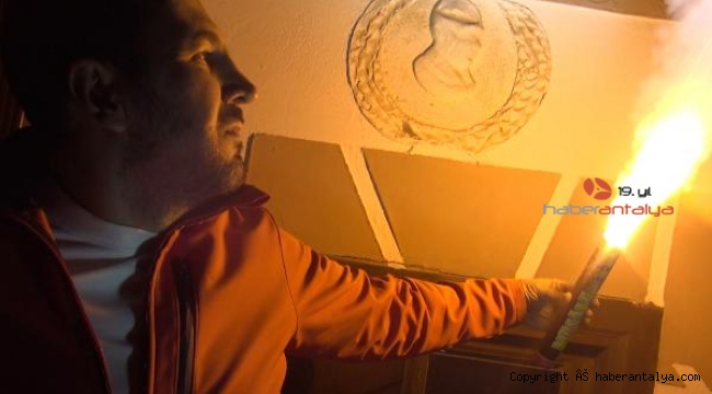 Restore edilen Atatürk portresi önünde 'Cumhuriyet'e sevgi' meşalesi yaktı