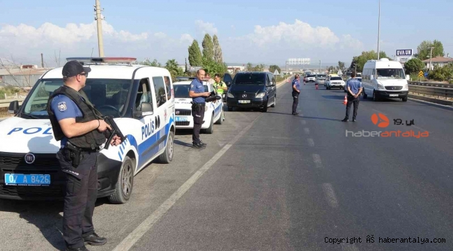Turist taşıyan korsan minibüs, polis uygulamasında yakalandı