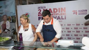 Tütüncü, Kadın Kooperatifleri Festivali'nde yemek pişirdi