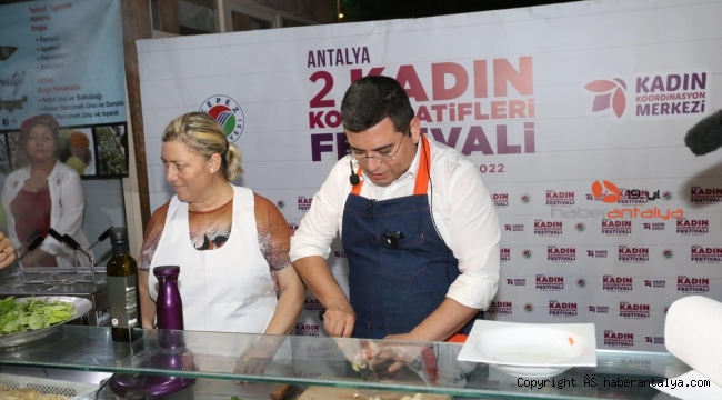 Tütüncü, Kadın Kooperatifleri Festivali'nde yemek pişirdi