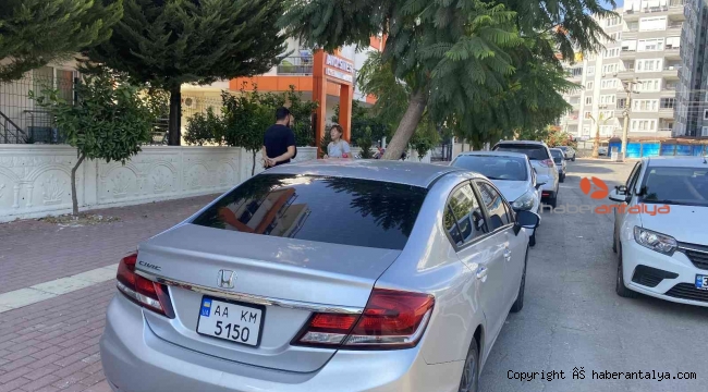 Ukraynalı çiftin araçta bulunan gözlükleri çalındı