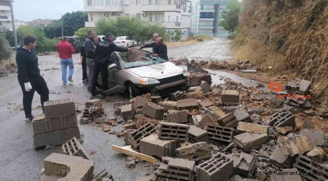 Yağmur sebebiyle yıkılan istinat duvarı otomobili hurdaya çevirdi