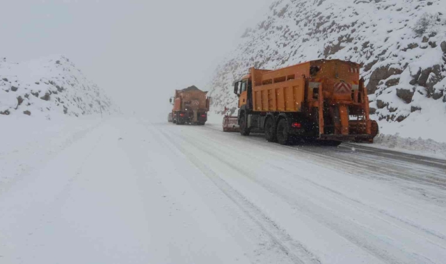 1825 metre rakımlı Alacabel'e mevsimin ilk karı yağdı
