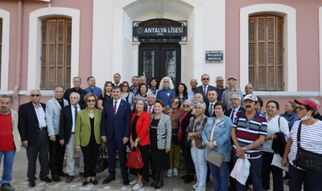 Antalya Lisesi önünde tahsis iptali açıklaması