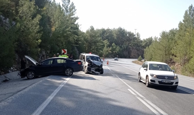 Antalya'da 2 araç çarpıştı: 5 yaralı