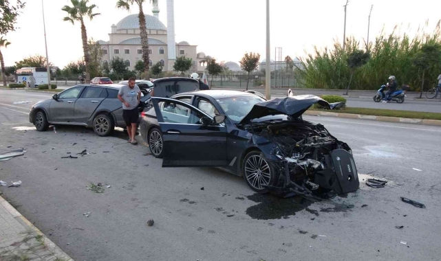 Antalya'da çarpışan otomobiller hurdaya döndü