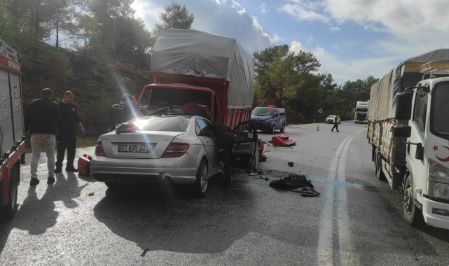 Antalya'da feci kaza ! Kamyonet ile otomobil kafa kafaya çarpıştı: 2 ölü, 1'i ağır 6 yaralı