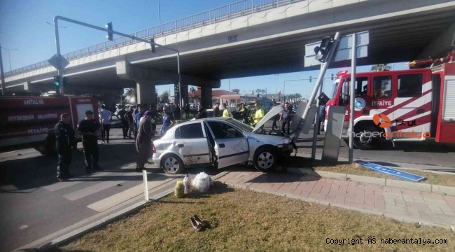 Antalya'da otomobil ve 2 motosikletin çarpıştığı kazada 2 kişi yaralandı