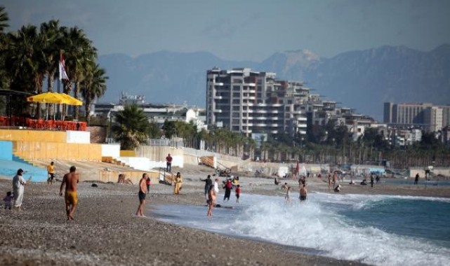 Antalya'da tatilcilerin Kasım sonunda deniz keyfi kıskandırdı