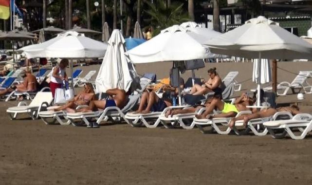 Antalya'da turistler kasım ayının ortasında denize giriyor