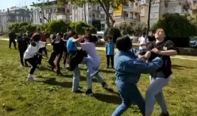 Antalya'da yine kız kavgası ! Öğrenciler saç saça baş başa birbirine girdi