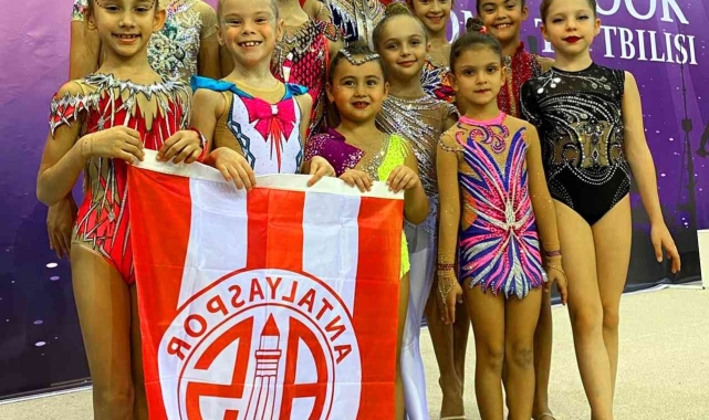 Antalyasporlu jimnastikçiler Tiflis'te kürsüden inmedi
