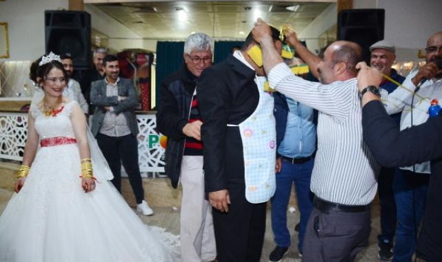Arkadaşları damada takıda öyle bir şey astı ki, düğünün önüne geçti