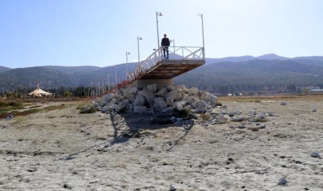 Burdur Gölü'ndeki kuruma gözler önüne serildi