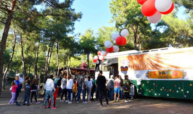 Çocuklar Tiyatro Otobüsü'nü sevdi