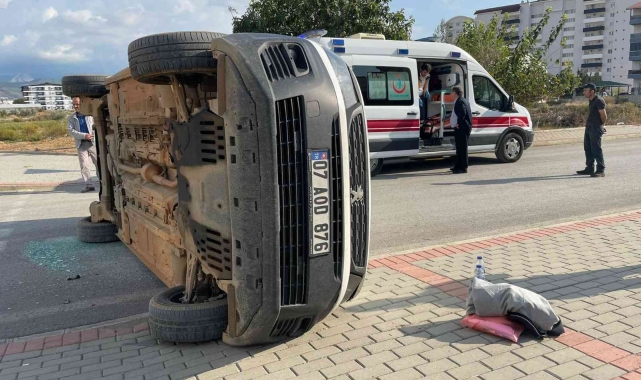 Devrilen aracın sürücüsü ucuz kurtuldu
