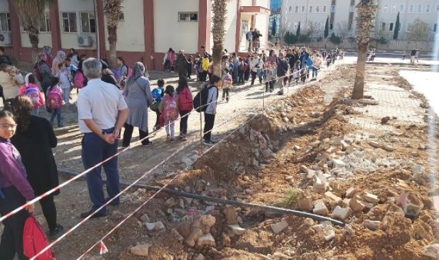 Döşemealtı'nda okul bahçesindeki 'tedbirsiz' inşaat durduruldu