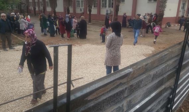 Döşemealtı'nda okul inşaatı çevresine 'güvenlik' barikatı
