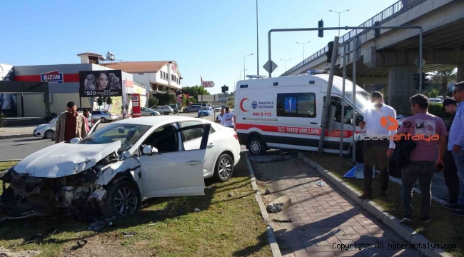 Hasta almaya giden ambulans otomobille çarpıştı: 2 yaralı