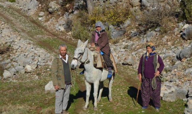 Hasta annesi ve eşini sırtında taşıyor, yol açılmasını istiyor 