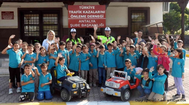 Kepez'de, ilkokul öğrencilerine trafik eğitimi