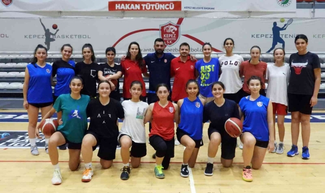 Kepez'in kız basketbol takımı şampiyonluğa yürüyor