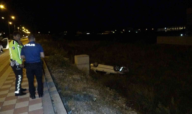 Manavgat'ta otomobil şarampole uçtu, 3 kişi ölümden kıl payı kurtuldu