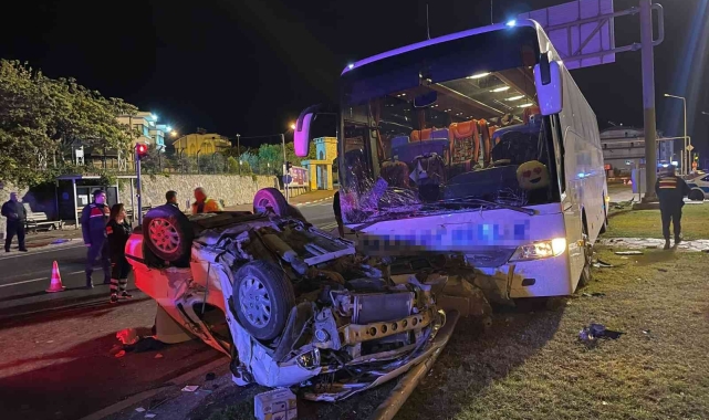 Manavgat'ta yolcu otobüsü ile otomobil çarpıştı: 1 ölü, 1 ağır yaralı