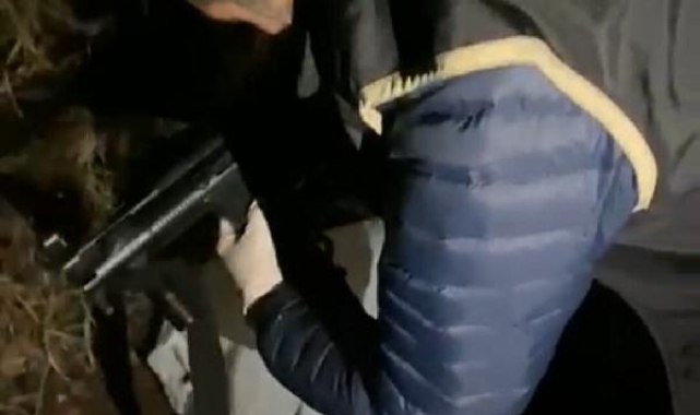 Mezarlıkta toprağa gömülü uzun namlulu silah ele geçirildi