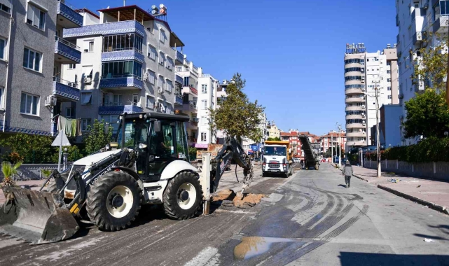 Muratpaşa, 2033 Sokak'ta yenileme çalışması