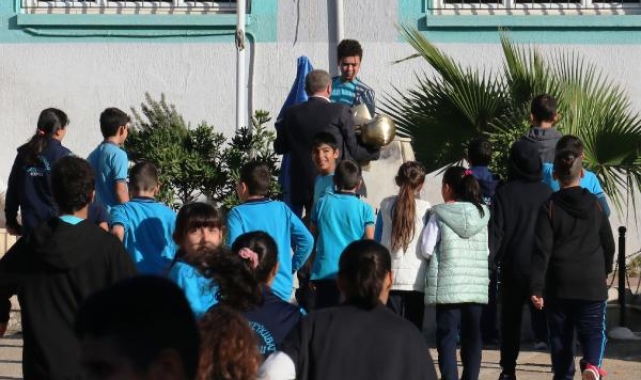 Okul bahçesindeki Atatürk büstünü kırdılar