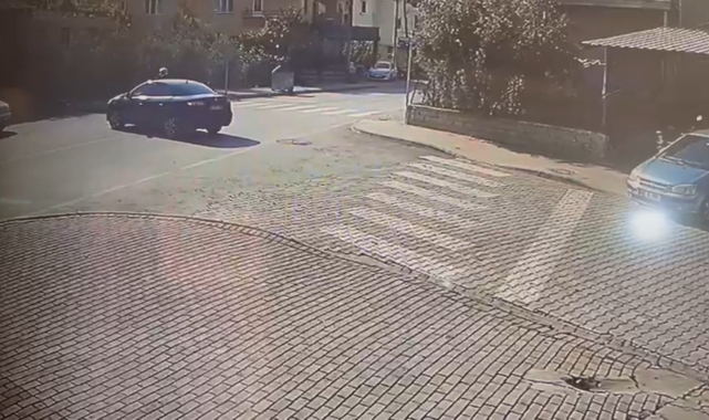 Otomobille motosiklet çarpıştı, saniye saniye görüntülendi 
