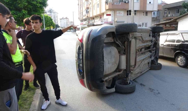 Park halindeki araca çarpıp takla attı: 3 yaralı