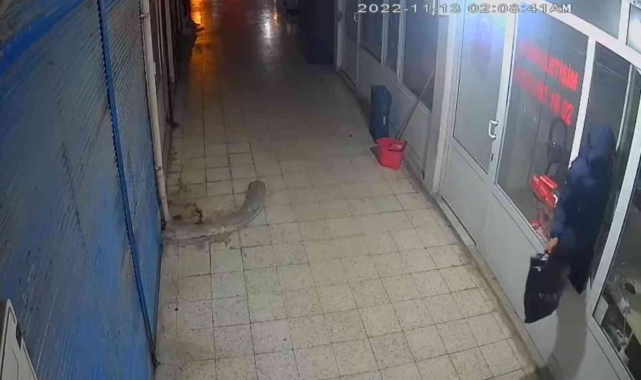 Pencereden girip, poşet dolusu cep telefonu çaldı !